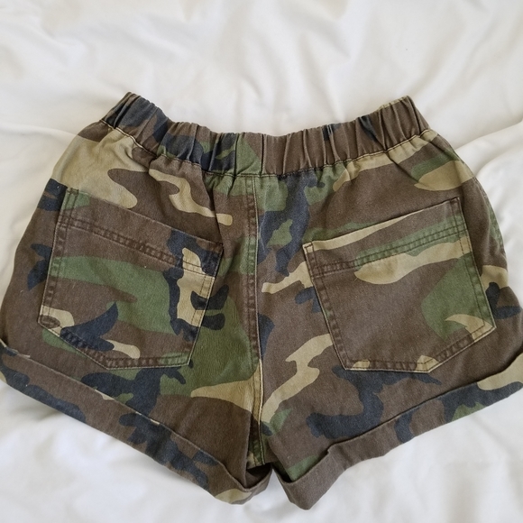 Forever 21 camo shorts - Picture 2 of 3